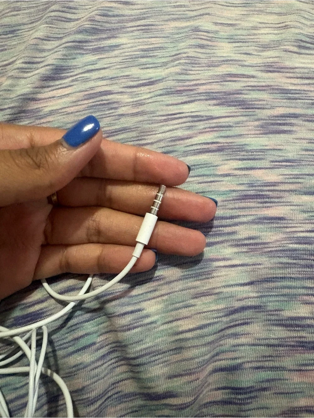 Apple White Earbuds with Silver Drawstring Pouch